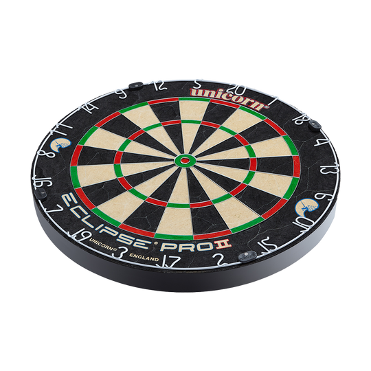 Unicorn Eclipse Pro 2 Dartboard Das Bild zeigt eine Unicorn Eclipse Pro 2 Dartscheibe. Die Dartscheibe hat ein klassisches Design mit schwarzen, beigen, roten und grünen Segmenten.