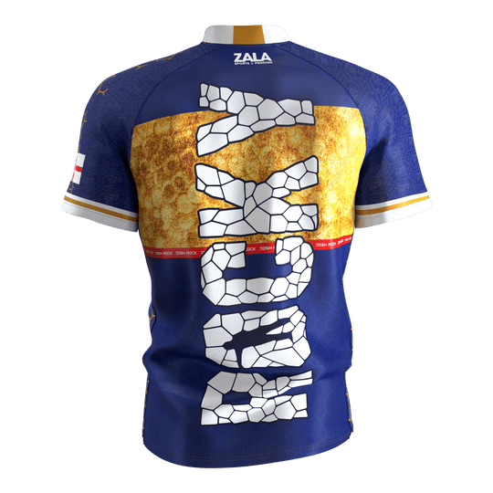 Camiseta de dardos Target Coolplay Josh Rock 2025 Dies ist das "Target Coolplay Josh Rock Dartshirt 2025" in blauer Farbe mit gelben und weißen Akzenten. Auf der Rückseite befindet sich ein auffälliger grafischer Schriftzug in weißem Mosaik-Design.