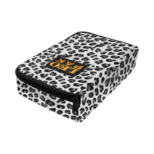 704_The_Pak_Dartcase_LeoPak_Leopard_2_Grau Die Abbildung zeigt das Produkt "The Pak Dartcase - Leo Pak". Es handelt sich um ein Dartcase mit einem auffälligen Leopardenmuster und einem Reißverschluss.
