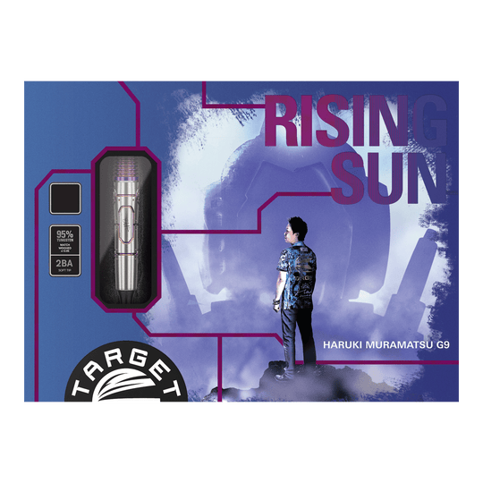 Auf dem Bild ist die Verpackung der "Target Japan Haruki Muramatsu Rising Sun GEN9 2BA Softdarts - 21,5g" zu sehen. Rechts steht eine Person und im Hintergrund ist ein großes, stilisiertes Design mit dem Text "Rising Sun".