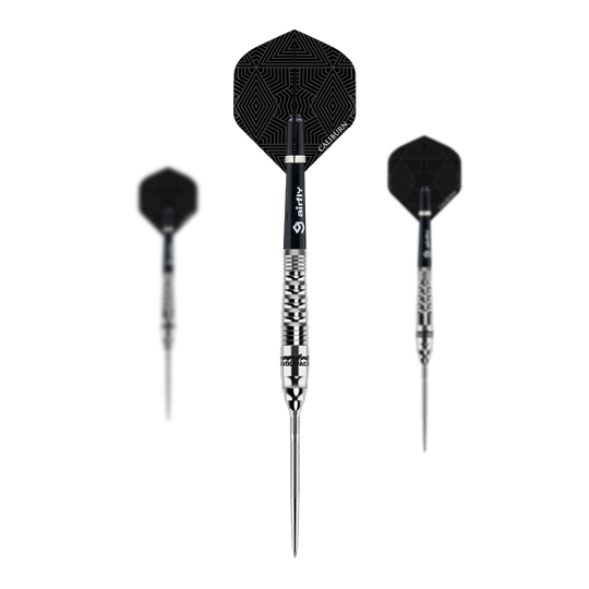 Caliburn Wolfpack W3 Steeldarts - 21 g Das Bild zeigt drei Steeldarts des Modells "Caliburn Wolfpack W3" mit einem Gewicht von 21g. Die Darts haben silberne Spitzen und Schäfte sowie schwarze Flights mit geometrischem Muster.