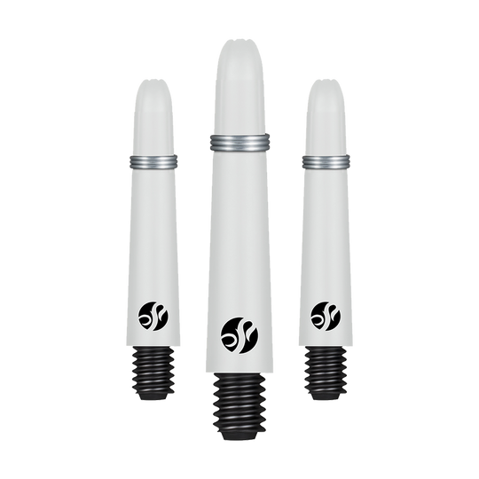 Flechas de carbono Shot Koi - Blancas Auf dem Bild sind drei weiße, spitz zulaufende Dart-Schäfte mit schwarzem Gewinde und silbernem Ring zu sehen. Jeder Schaft trägt ein schwarzes Logo in der Nähe des unteren Endes.