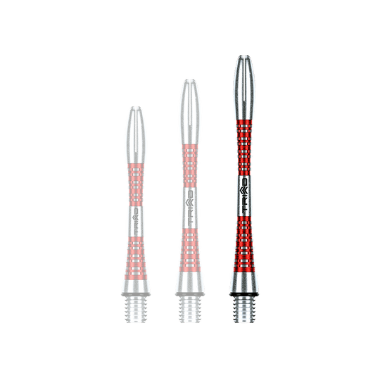 Das Bild zeigt drei unterschiedlich lange, rot-silberne Dartschäfte aus Aluminium. Sie stehen nebeneinander aufrecht auf einem grünen Hintergrund.