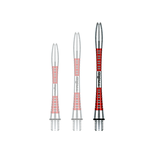 7013-202_Winmau_Triad_Aluminium_Shafts_Rot_46mm_1APDhwbmqJ84iR Das Bild zeigt drei unterschiedlich lange, rot-silberne Dartschäfte aus Aluminium. Sie stehen nebeneinander aufrecht auf einem grünen Hintergrund.