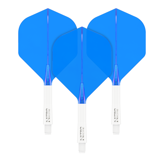 Das Bild zeigt drei blaue Dart-Flights mit weißen Schäften. Sie sind nebeneinander auf schwarzem Hintergrund angeordnet.