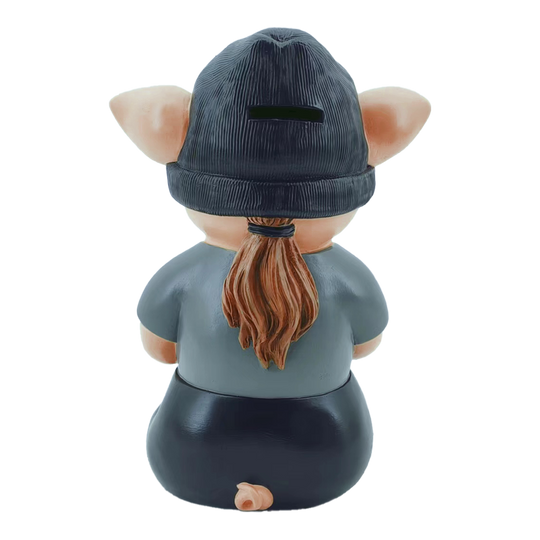 Markus Krebs Frase Cerdo Das Bild zeigt eine Sparbüchse in Form eines Schweinchens mit Mütze und Zopf. Die Figur sitzt mit dem Rücken zur Kamera und trägt ein graues Shirt.