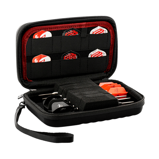 Estuche de dardos Bull's Orbis XL Das Bild zeigt das Produkt "Bulls Orbis XL Dartcase", ein schwarzes Etui mit Reißverschluss und Trageschlaufe. Im Inneren sind mehrere Darts sowie Ersatzteile ordentlich in Fächern und elastischen Halterungen verstaut.