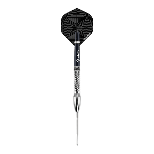 Dardos de acero Caliburn Wolfpack W4 - 20 g Das Bild zeigt einen Caliburn Wolfpack W4 Steeldart mit einem Gewicht von 20g. Der Dart hat ein silbernes Griffstück und einen schwarz gemusterten Flight.