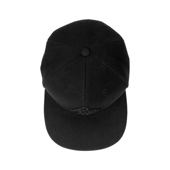 DTRS_CBK_Sport1_DRTS-_Kollektion_Cap_schwarz_4 Die Abbildung zeigt eine schwarze Cap aus der SPORT1 DRTS. Kollektion. Die Kappe hat ein schlichtes Design und einen festen Schirm.
