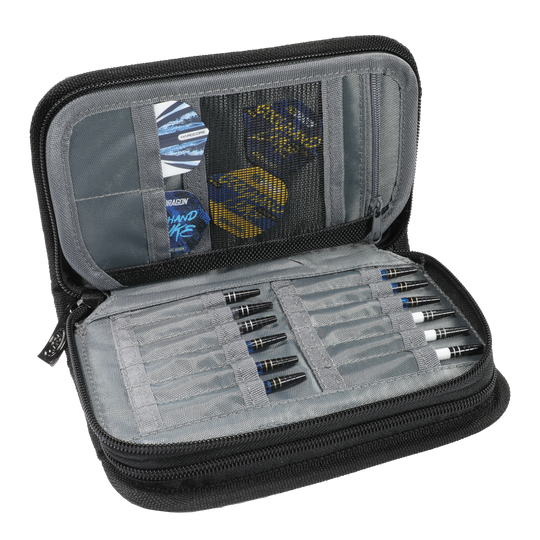 Cartera de 2 dardos Firestone, campeón mundial Luke Humphries de Red Dragon Das Bild zeigt das geöffnete Dartwallet „Red Dragon Luke Humphries World Champion Firestone 2“. Im Inneren sind mehrere Dartpfeile und Zubehör ordentlich in Fächern verstaut.