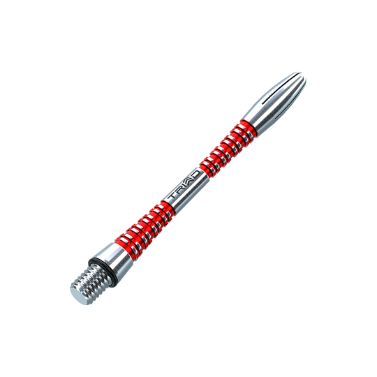 7013-202_Winmau_Triad_Aluminium_Shafts_Rot_46mm_2 Das Bild zeigt einen silbernen Dart-Schaft mit roten Ringen. Auf dem Schaft steht das Wort "TRIAD".