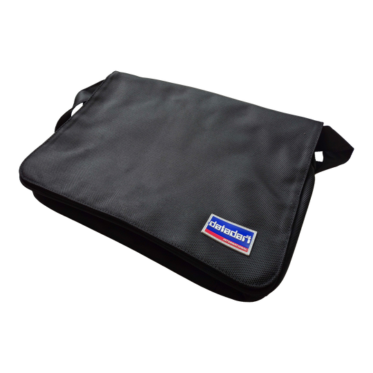 Bolsa para dardos DataDart Team - Negra Die Abbildung zeigt die schwarze DataDart Team Darttasche. Auf der Vorderseite befindet sich ein kleines DataDart-Logo.