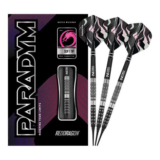 Dardos blandos cónicos Red Dragon Paradym - 20 g Das Bild zeigt die Red Dragon Paradym Tapered Softdarts mit einem Gewicht von 20g. Rechts sind drei stilvolle Softdarts zu sehen, links befindet sich die dazugehörige Verpackung.