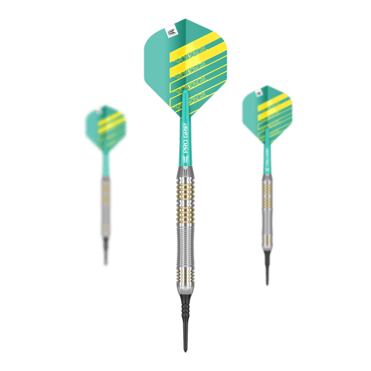 Dardos blandos de latón Target Rob Cross - 18 g Das Bild zeigt drei Softdarts der Marke Target Rob Cross Brass mit einem Gewicht von 18g. Die Darts haben grüne und gelbe Flights sowie einen messingfarbenen Barrel.
