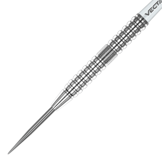 Dardos de acero Winmau Willie O'Connor - 23 g Das Bild zeigt einen silbernen Winmau Willie OConnor Steeldart mit einem Gewicht von 23g. Der Dartpfeil hat eine strukturierte und geriffelte Oberfläche für besseren Halt.
