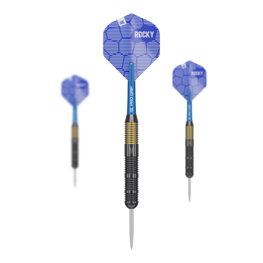 Dardos de acero y latón Target Josh Rock - 22 g Das Bild zeigt drei Target Josh Rock Brass Steeldarts mit einem Gewicht von 22g. Die Darts haben blaue Flights mit dem Aufdruck „ROCKY“ und einen schwarz-goldenen Griffbereich.