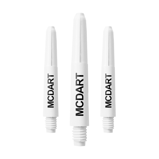 MD-601_Nylon_Shafts_mit_Wunschdruck_Schneeweiss_35mm_1 Auf dem Bild sind drei weiße Dartschäfte mit dem Aufdruck "MCDART" zu sehen. Sie bestehen aus Nylon und haben ein Schraubgewinde am unteren Ende.