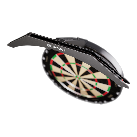 Iluminación para diana Target ARC V2 Das Bild zeigt die "Target ARC V2 Dartboard Beleuchtung", die über einem Dartboard angebracht ist. Die Beleuchtung sorgt für optimale Ausleuchtung der Dartscheibe beim Spielen.
