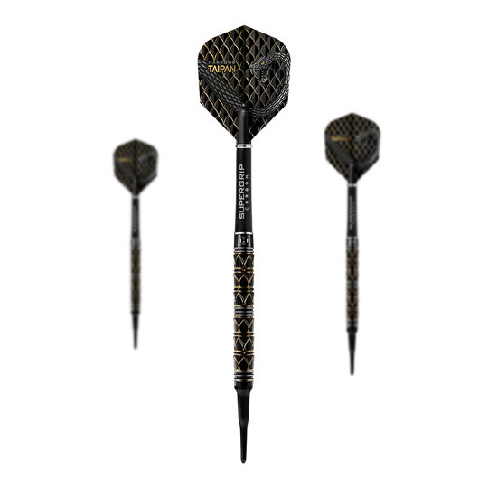 Dardos blandos Taipan de Harrow Das Bild zeigt drei Harrows Taipan Softdarts mit schwarzem und goldenen Design. Im Vordergrund ist ein Dartpfeil deutlich zu sehen, während zwei weitere im Hintergrund stehen.
