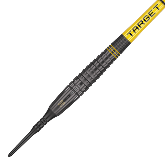 Dardos Target Scott Williams Shaggy negros suaves - 20 g Das Bild zeigt einen schwarzen Softdart mit gelben Akzenten und der Aufschrift "TARGET". Es handelt sich um das Produkt "Target Scott Williams Shaggy Black Softdarts - 20g".