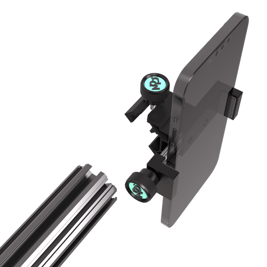 460003_Target_MOD_Mount_Handyhalterung_4 Das Bild zeigt die Target MOD Mount Handyhalterung, die ein Smartphone sicher hält. Die Halterung kann an einem Schienensystem befestigt werden.