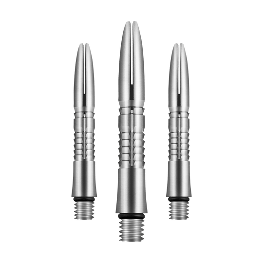 Flechas de titanio Shot Mako Auf dem Bild sind drei silberne Dartschäfte aus Titan zu sehen. Sie haben ein gerilltes Design und ein Schraubgewinde am unteren Ende.