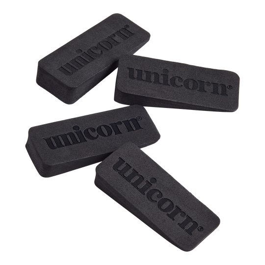 Cuñas de dardos de unicornio Auf dem Bild sind vier schwarze Keile mit dem Aufdruck "unicorn" zu sehen. Es handelt sich um Dartboard-Wedges, die zum Ausgleichen und Befestigen einer Dartscheibe verwendet werden.