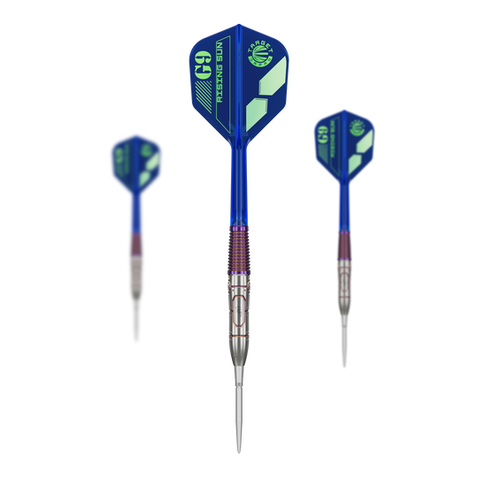 Dardos de acero Target Japan Haruki Muramatsu Rising Sun GEN9 - 23 g Auf dem Bild sind drei Steeldarts des Modells "Target Japan Haruki Muramatsu Rising Sun GEN9" zu sehen. Die Darts haben blaue Flights und silberne Spitzen.
