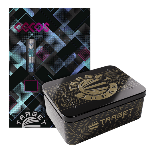 Dardos blandos Target Japan Kaze Series Ceros 03 - 19 g Das Bild zeigt die "Target Japan Kaze Series Ceros 03 Softdarts - 19g" in einer dekorativen Verpackung. Neben der bunten Kartonverpackung steht eine elegante schwarze Metallbox mit goldenen Verzierungen.