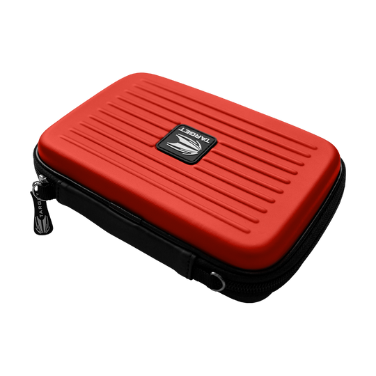 125855_Target_Takoma_XL_Dartwallet_Rot_2 Das Bild zeigt das Produkt "Target Takoma XL Dartwallet" in roter Farbe. Es hat eine harte Schale mit einem Reißverschluss und dem Target-Logo auf der Oberseite.