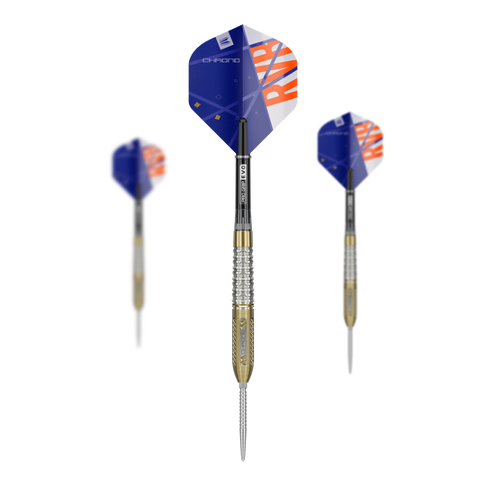 Target Raymond Van Barneveld Chrono 95 Dardos de acero con punta suiza Das Bild zeigt drei Steeldarts der Marke "Target Raymond Van Barneveld Chrono 95 Swiss Point". Die Darts haben blaue Flights mit orangefarbenem Schriftzug und einen silber-goldenen Schaft.