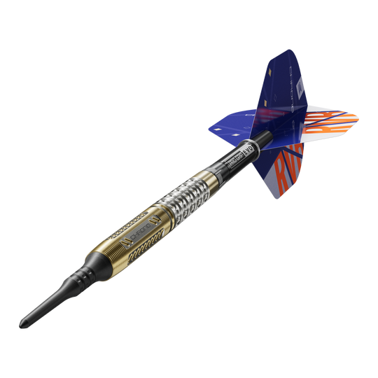 Target Raymond Van Barneveld Chrono 95 dardos blandos Das Bild zeigt einen Softdart namens "Target Raymond Van Barneveld Chrono 95". Der Dart hat einen gold-silbernen Griff und blaue Flights mit orangefarbenen Buchstaben.