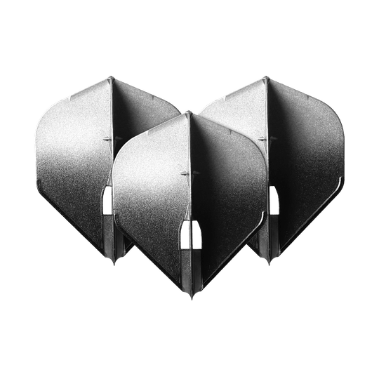 Vuelos L-Style Two Tone L1PRO Auf dem Bild sind drei silberfarbene Dart-Flights in Pfeilform zu sehen. Die Flights stehen dicht nebeneinander und haben einen metallischen Glanz.
