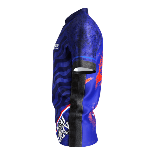 Camiseta dardos Target Coolplay Raymond Van Barneveld 2025 Das Bild zeigt das Target Coolplay Raymond Van Barneveld 2025 Dartshirt. Das Shirt ist überwiegend blau mit schwarzen und roten Akzenten und auffälligem Design.