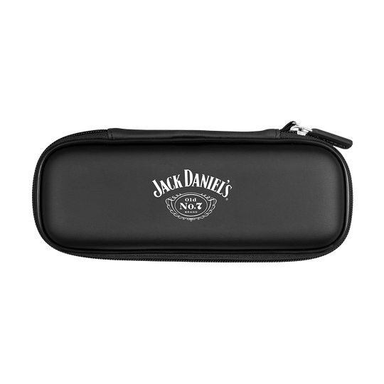 JD7022_Mission_Jack_Daniels_Freedom_Slim_Dartcase_Schwarz_1 Das Bild zeigt ein schlankes, schwarzes Dartcase mit dem Jack Daniel's Logo darauf. Die Tasche hat einen Reißverschluss und ist für den sicheren Transport von Darts gedacht.
