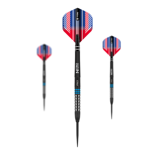 Dardos de acero azul Red Dragon Vengeance Das Bild zeigt drei Steeldarts des Produkts 'Red Dragon Vengeance Blue'. Die Darts haben schwarze Spitzen, silberne Griffe mit blauen Ringen und auffällige Flights in Rot, Blau und Weiß.