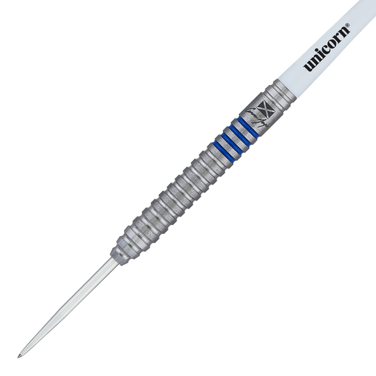 Dardos de acero Unicorn Contender Cameron Menzies - 23 g Das Bild zeigt einen Unicorn Contender Camerion Menzies Steeldart mit einem Gewicht von 23g. Der Dart hat blaue Ringe und einen silbernen, geriffelten Griff.