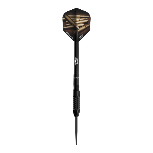 Dardos de acero Bulls NL Caliber Black Der Bulls NL Caliber Black Steeldart ist ein eleganter, schwarzer Steeldartpfeil. Die Flights zeigen ein Motiv mit Patronenhülsen und das Bulls-Logo ist auf dem Schaft zu sehen.