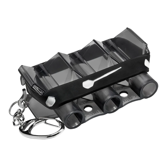 Estuche de vuelo Krystal estilo L - Negro transparente Das Bild zeigt das Produkt "L-Style Krystal Flight Case" in transparenter schwarzer Farbe. Es handelt sich um ein kompaktes Etui mit Schlüsselanhänger zur Aufbewahrung von Dart-Flights.