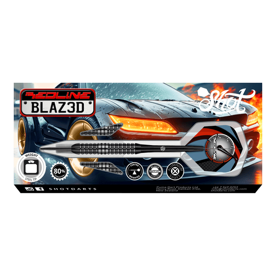 Dardos de acero Shot Redline Blazed Das Bild zeigt die Verpackung der "Shot Redline Blazed Steeldarts" vor einem sportlichen Auto mit leuchtenden Scheinwerfern. Auf der Verpackung sind die Darts sowie verschiedene Produktsymbole und Informationen sichtbar.