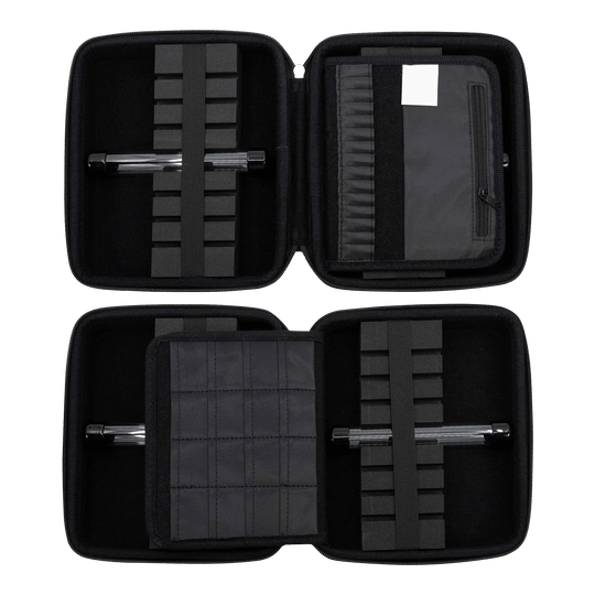 Cartera de dardos GOAT Locker XXL Das Bild zeigt das geöffnete GOAT Locker XXL Dartwallet mit mehreren Fächern und Halterungen für Dartzubehör. Die Darttasche ist schwarz und bietet viel Platz zur sicheren Aufbewahrung.