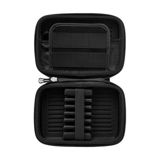 _Target_Takoma_XL_Dartwallet_OPEN Das Bild zeigt das geöffnete Target Takoma XL Dartwallet in schwarzer Farbe. Im Inneren befinden sich elastische Halterungen zur sicheren Aufbewahrung von Dartpfeilen und Zubehör.