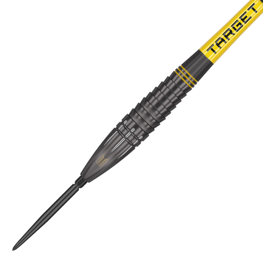 Dardos de acero Target Scott Williams Shaggy Black Swiss Point Das Bild zeigt den Target Scott Williams Shaggy Black Swiss Point Steeldart. Der Dart ist schwarz mit gelben Akzenten und hat die Aufschrift "TARGET" auf dem Schaft.