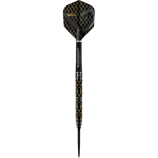 HA29044_Harrows_Taipan_Steeldarts_1E5SrOOpjEgCuW Das Bild zeigt einen Harrows Taipan Steeldart. Der Dart hat ein elegantes schwarzes und goldenes Design mit der Aufschrift "SUPERGRIP CARBON" auf dem Schaft.