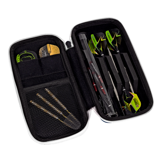 Cartera inteligente Harrows Dartcase Das Bild zeigt ein geöffnetes Dart-Etui mit mehreren Fächern. Darin befinden sich drei zusammengesteckte Darts, Ersatzteile und weiteres Dart-Zubehör.