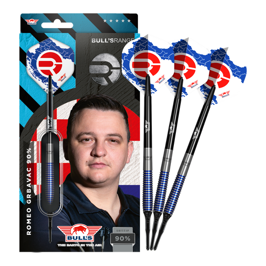 Dardos blandos Bulls NL Romeo Grbavac - 19 g Das Bild zeigt das Produkt "Bulls NL Romeo Grbavac Softdarts- 19g" mit einer Verpackung, auf der ein Porträt des Spielers abgebildet ist. Neben der Verpackung sind drei Softdarts mit blau-schwarzen Schäften und auffälligen Flights zu sehen.