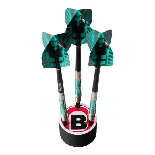 Soporte redondo para dardos Bulls con logo Das Bild zeigt drei Darts, die in einem runden Halter mit dem Bulls-Logo stehen. Die Flights der Darts sind schwarz und grün gemustert.