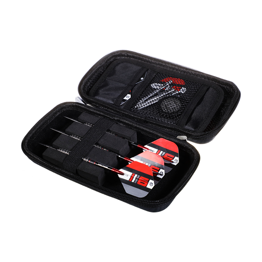 8334_Winmau_Blade6_Dartcase_3 Das Bild zeigt das Produkt "Winmau Blade 6 Dartcase". Das Etui ist geöffnet und enthält drei zusammengebaute Darts sowie Zubehörfächer.
