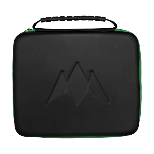 Cartera Mission Luxor Dart Das Bild zeigt ein rechteckiges, schwarzes Etui mit einem geprägten Logo auf der Vorderseite. Es hat einen schwarzen Griff und einen grünen Reißverschluss an der Seite.