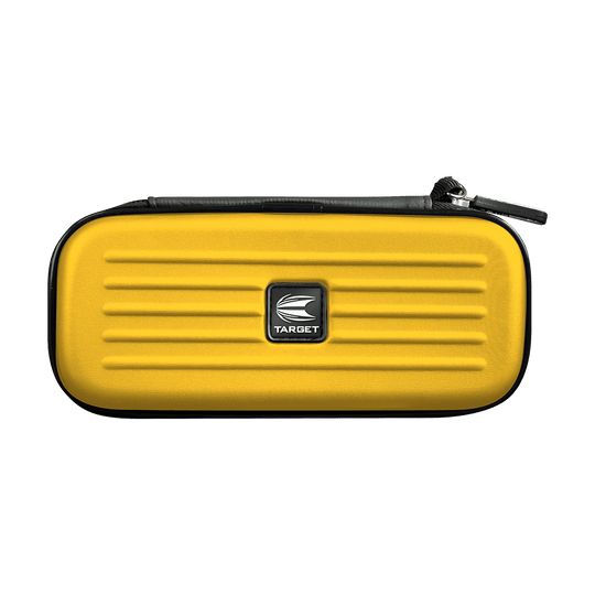 125824_Target_Takoma_Dartwallet_Gelb_1 Das Bild zeigt das Produkt "Target Takoma Dartwallet" in Gelb. Die Darttasche hat ein kompaktes, rechteckiges Design mit einem Reißverschluss und dem Target-Logo in der Mitte.